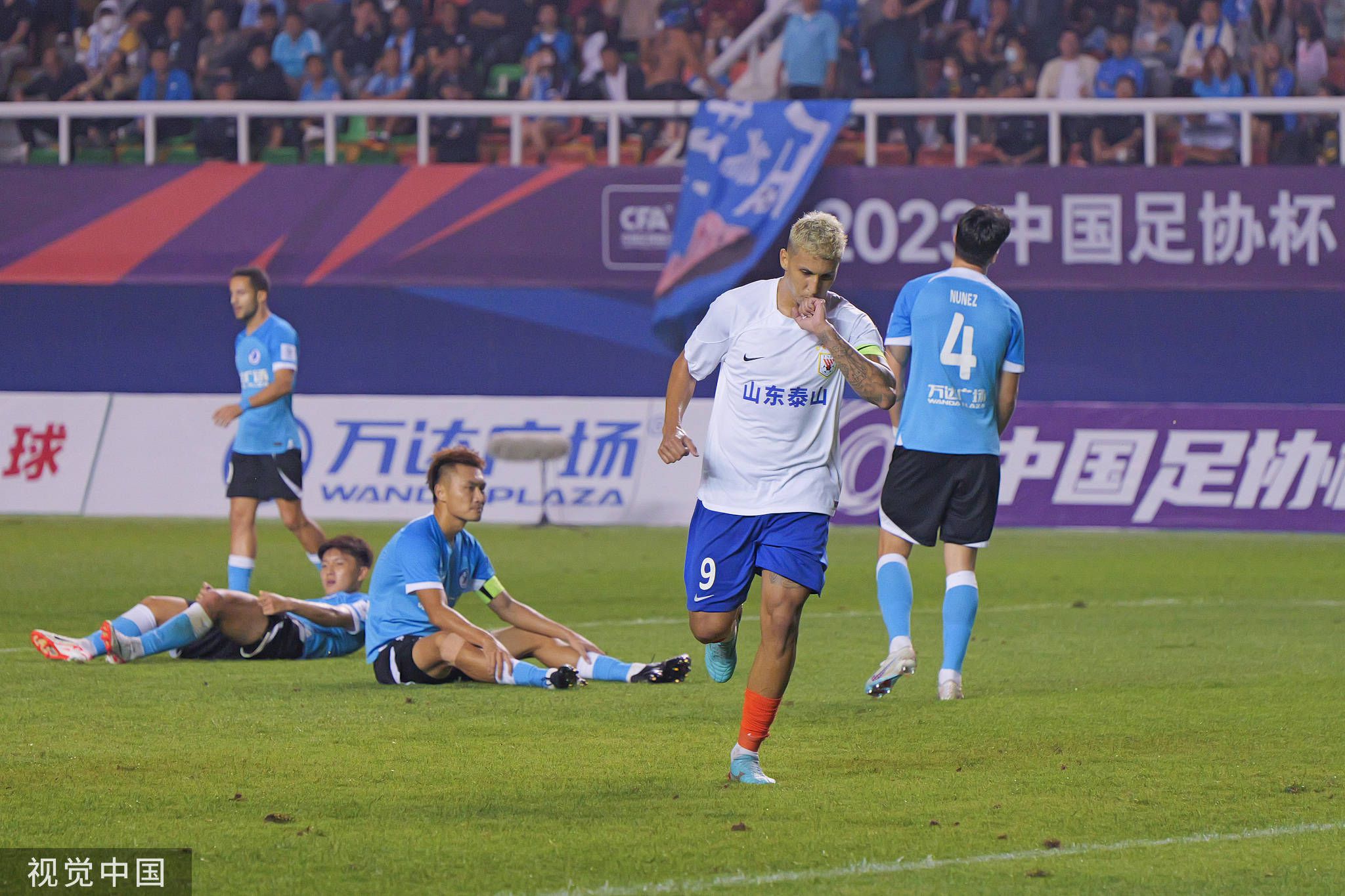 全场比赛结束，阿森纳2-1狼队。
